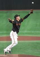 　１回、田中将は打球に飛びつくが及ばず二塁内野安打となる（撮影・佐藤厚）