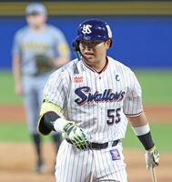 　１回、空振り三振に倒れた村上（撮影・中田匡峻）