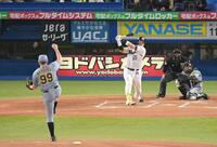 　１回、ビーズリーの前に空振り三振に倒れる村上（撮影・伊藤笙子）