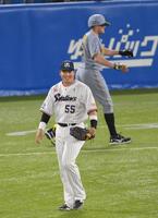 　２回、ビーズリー（奥）の打球でライトゴロを狙うも間に合わず、苦笑いの村上（撮影・伊藤笙子）