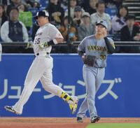 　６回、村上（左）を一ゴロに打ち取った門別（撮影・棚橋慶太）