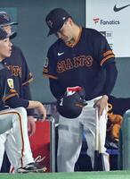 　２回裏を終え、ベンチ裏に引き揚げる田中将