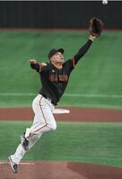 　１回、田中将は打球に飛びつくが及ばず二塁内野安打となる（撮影・佐藤厚）