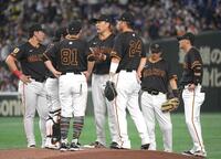 　２回、牧を迎え田中将（中央）の元に集まる巨人ナイン（撮影・佐藤厚）