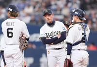 　８回、自らマウンドへ向かい、博志（右）に交代させる岸田監督（撮影・立川洋一郎）