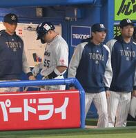 　９回、打席の途中でベンチに下がり交代となった村上（左）＝撮影・伊藤笙子