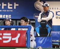 　９回、高津監督（右奥）に打席途中で代打を送られた村上（撮影・中田匡峻）