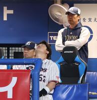 　９回、打席途中で高津監督（右奥）に代打を送られた村上（撮影・中田匡峻）