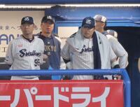 　９回、打席の途中で交代しベンチで厳しい表情の村上（右）＝撮影・棚橋慶太