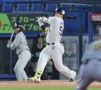 　９回、スイングする村上（撮影・棚橋慶太）