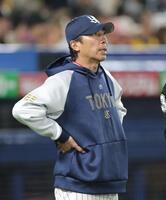 　８回、投手交代を告げる高津監督（撮影・西岡正）