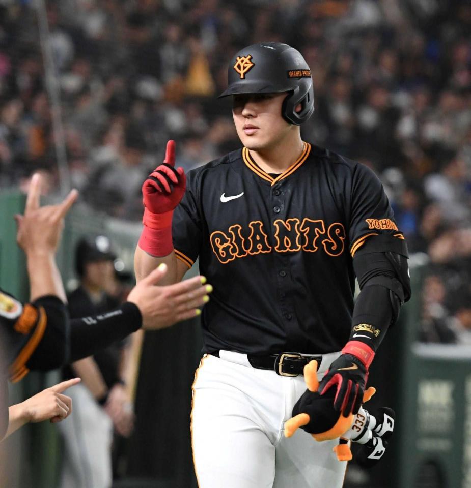 　３回、岡本は４号ソロを放ち、人差し指を立てベンチにがい旋（撮影・佐藤厚）