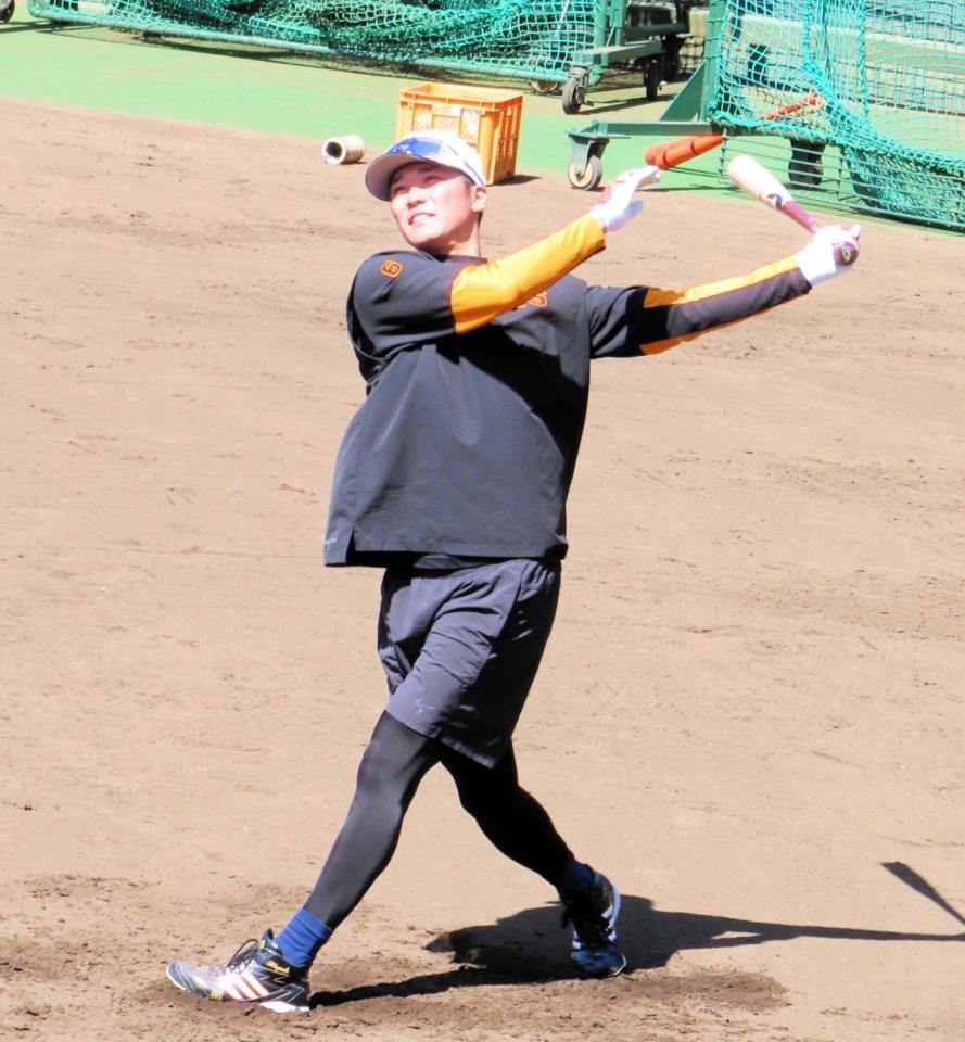 　ロングティーを行う坂本（撮影・中田康博）