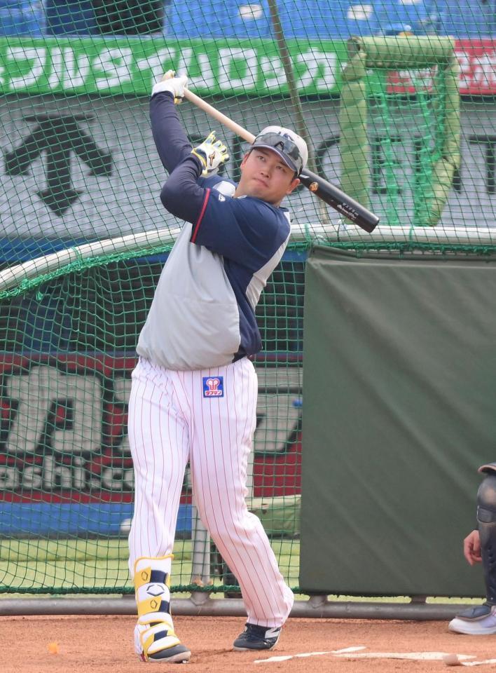 　打撃練習で柵越えを連発する村上（撮影・伊藤笙子）