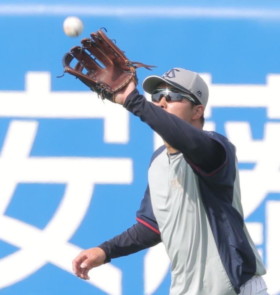 　ライトで守備練習する村上（撮影・西岡正）