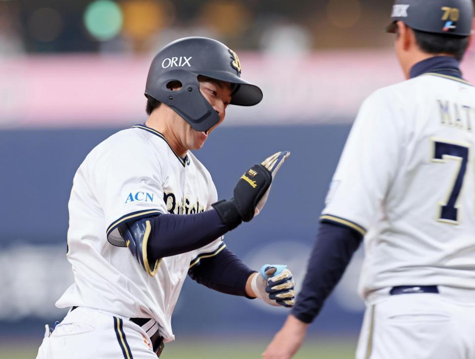 　１回、プロ第１号となる先頭打者本塁打を放ちダイヤモンドを回る山中（撮影・立川洋一郎）