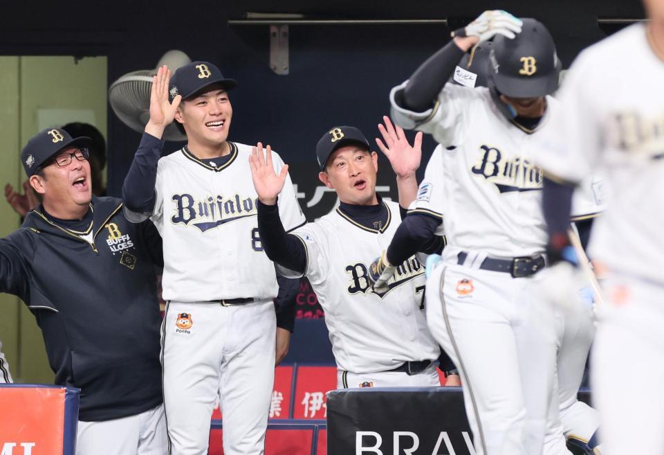 　１回、先頭打者本塁打を放った山中を迎える岸田監督（中央）＝撮影・立川洋一郎