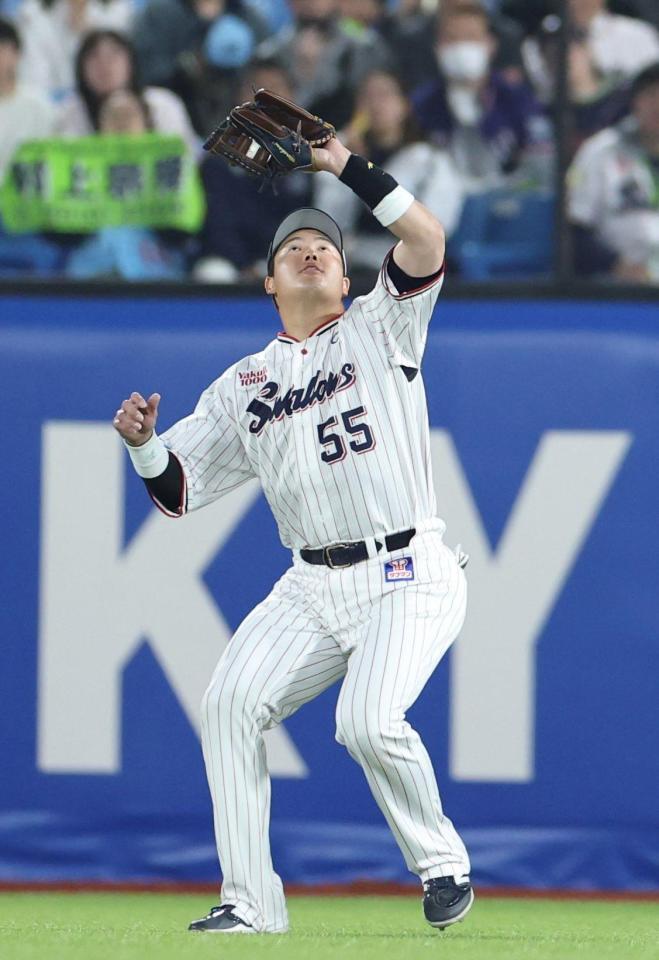 　３回、前川の飛球を捕球する右翼手・村上（撮影・中田匡峻）