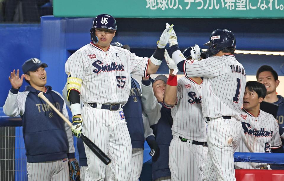 　２回、長岡の中犠飛で生還した山田（右）を迎える村上（撮影・中田匡峻）