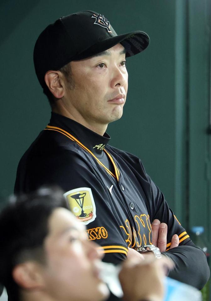 　２回、試合を見つめる阿部監督