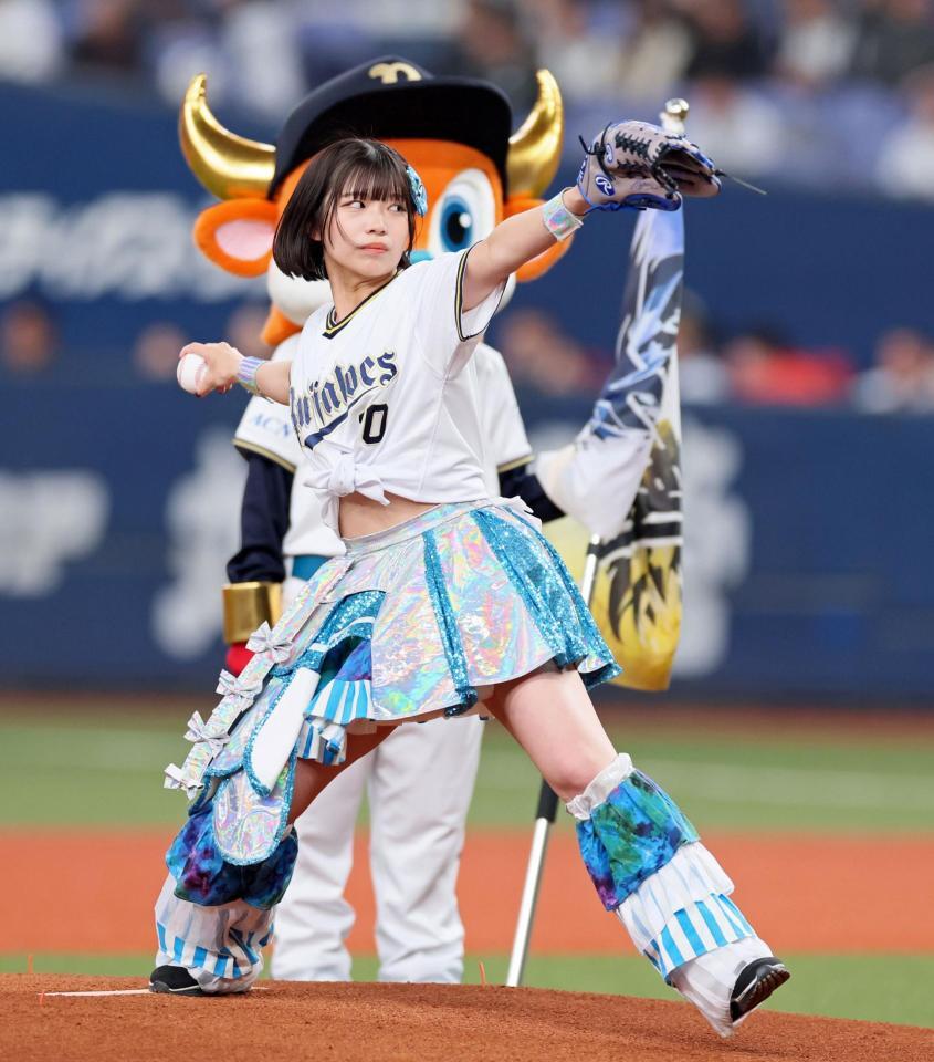 　始球式を務めるグットクルー・葵まお（撮影・立川洋一郎）