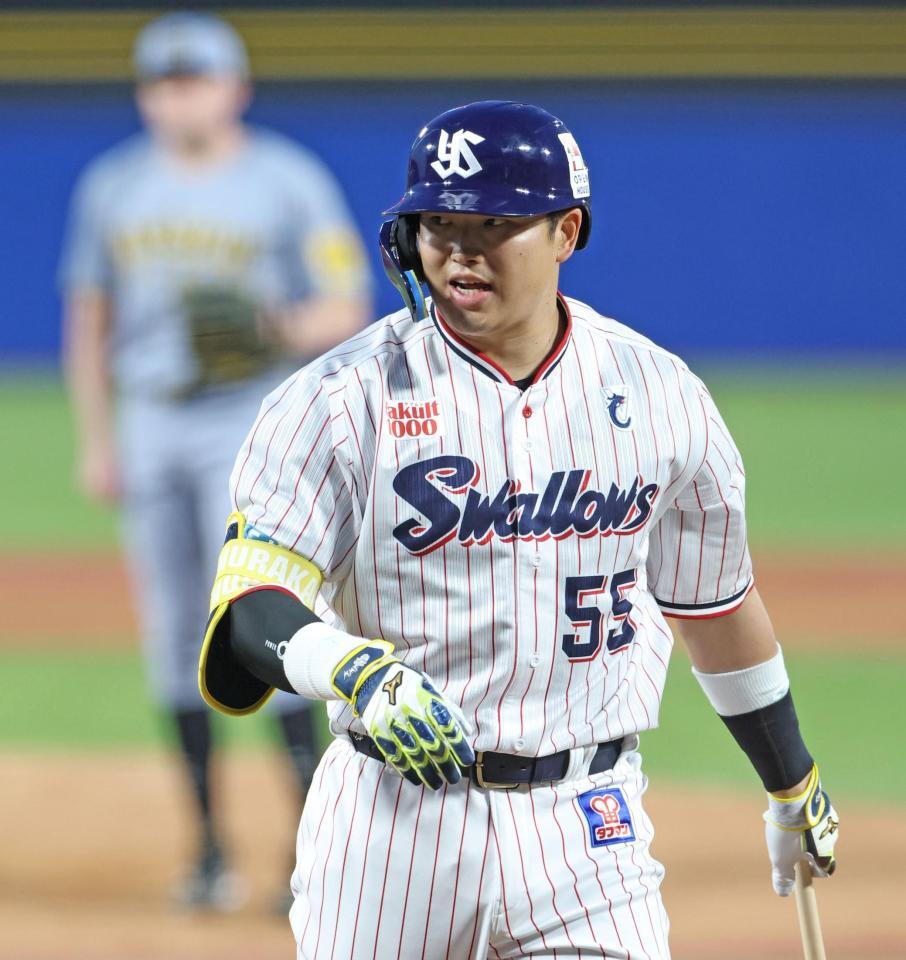 　１回、空振り三振に倒れた村上（撮影・中田匡峻）