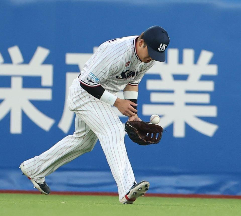 　１回、佐藤輝の右前打をはじく右翼手・村上（撮影・中田匡峻）