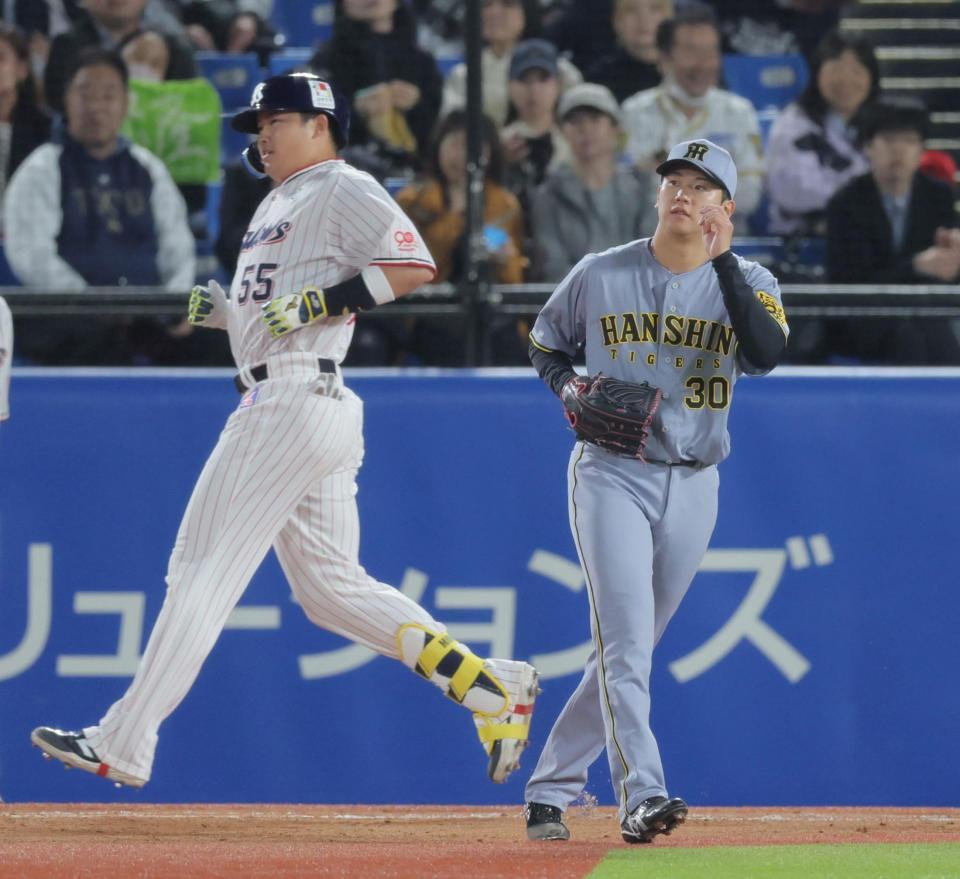 　６回、村上（左）を一ゴロに打ち取った門別（撮影・棚橋慶太）