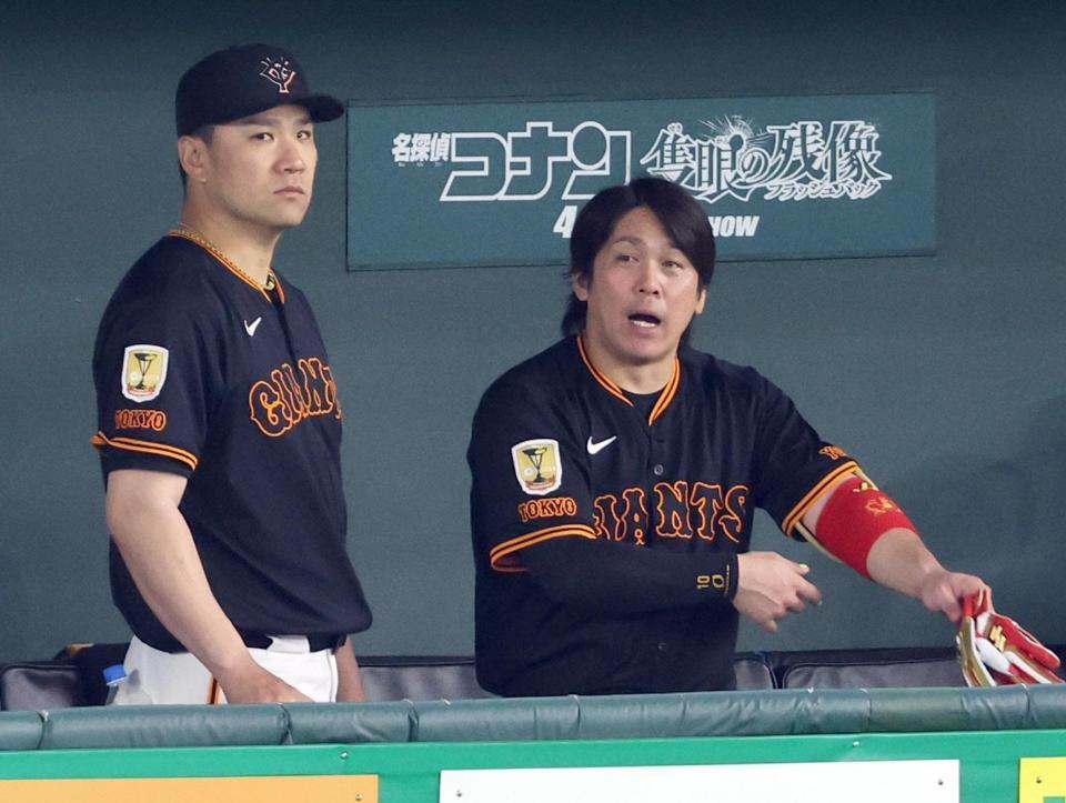 　５回裏を終え、ベンチで話す田中将（左）と甲斐
