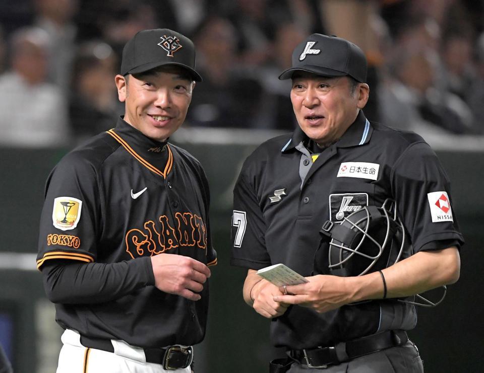 　５回裏終了後、笑みを浮かべながら有隅球審（右）に選手交代を告げる阿部監督（撮影・佐藤厚）