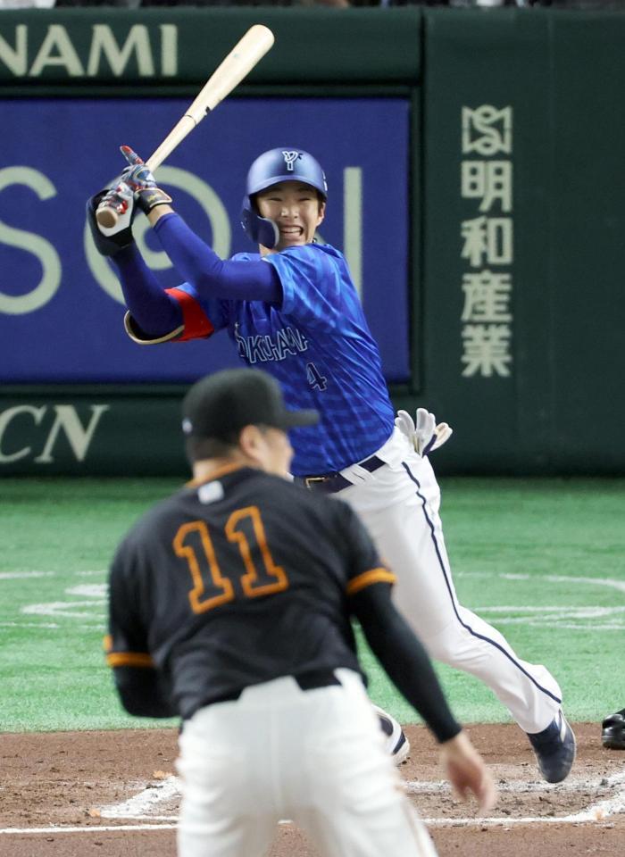 　２回、度会が左前に適時打を放つ。投手田中将