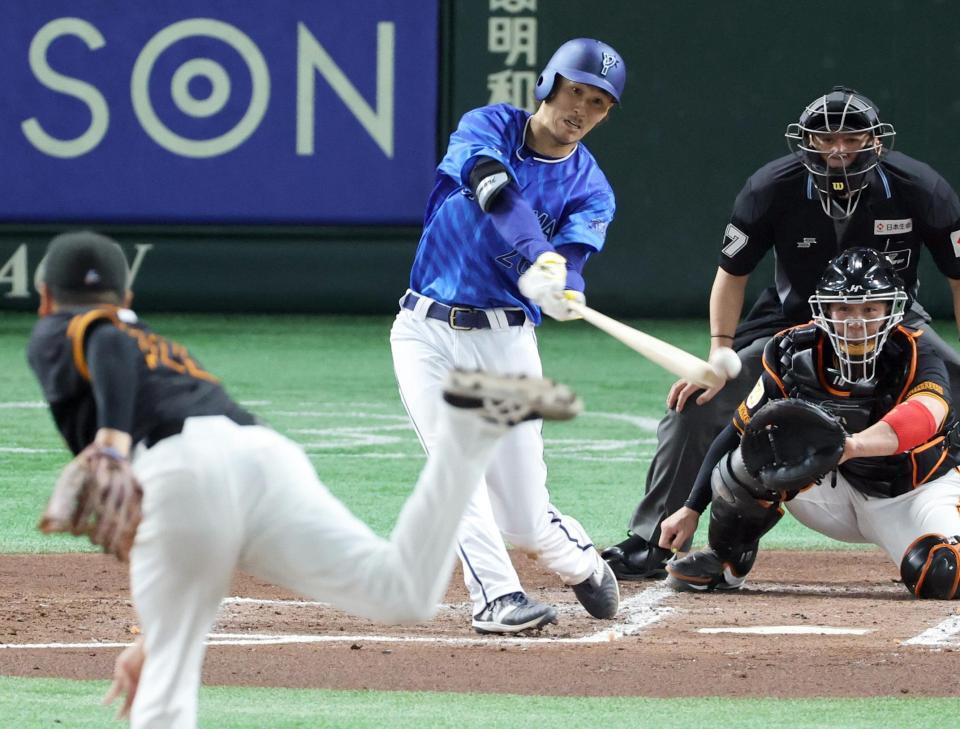 　２回、三森が中前に適時打を放つ。投手田中将。捕手甲斐