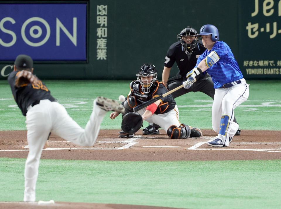 　１回、牧が右前に先制打を放つ。投手田中将、捕手甲斐