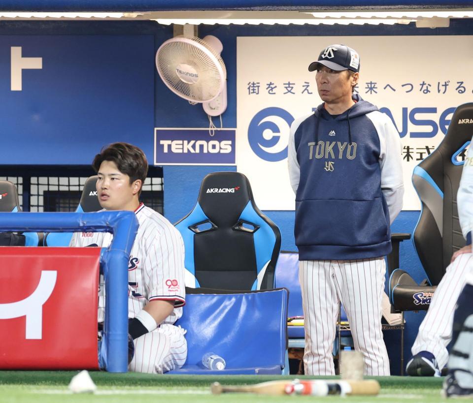 　６回、戦況を見つめる村上（左）と高津監督（撮影・中田匡峻）