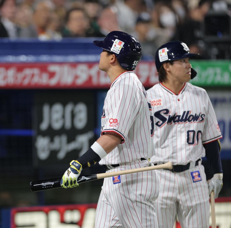 　９回、打席途中でベンチへ下がる村上。この後に代打が告げられた（撮影・西岡正）