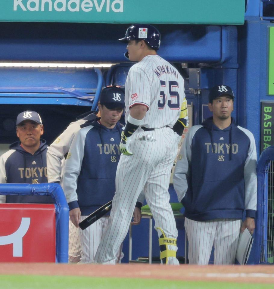 　９回、打席の途中でベンチに下がる村上（撮影・棚橋慶太）