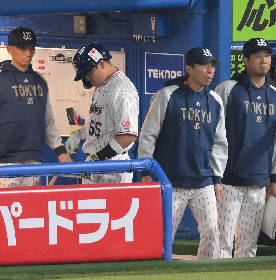 　９回、打席の途中でベンチに下がり交代となった村上（左）＝撮影・伊藤笙子