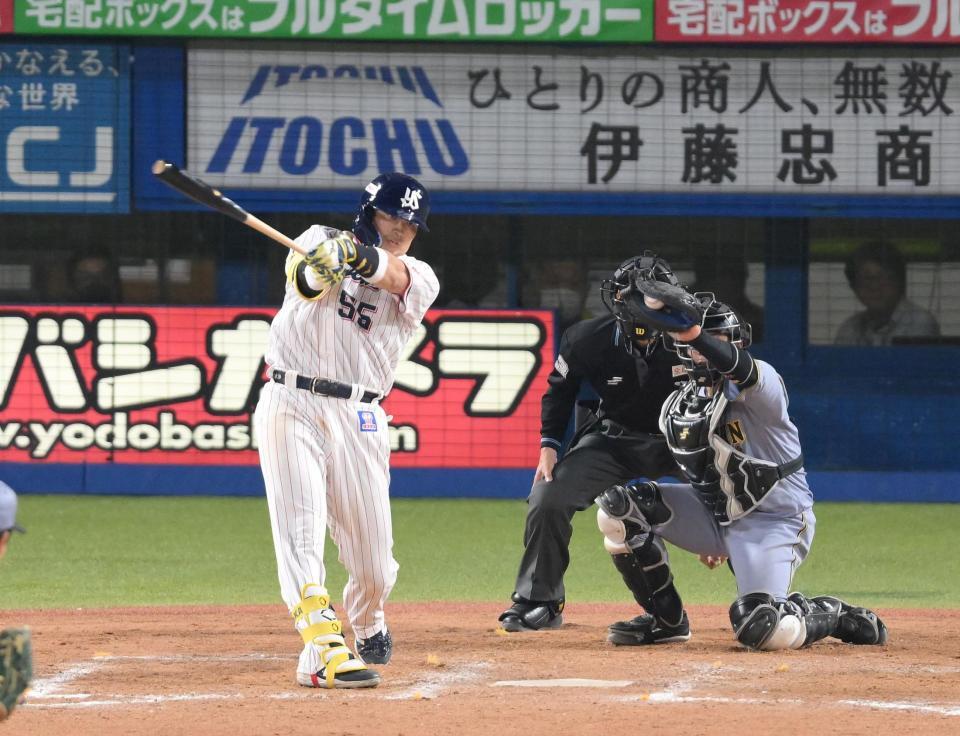 　９回、２球目を強振する村上。この後ベンチに下がり交代となった（撮影・伊藤笙子）