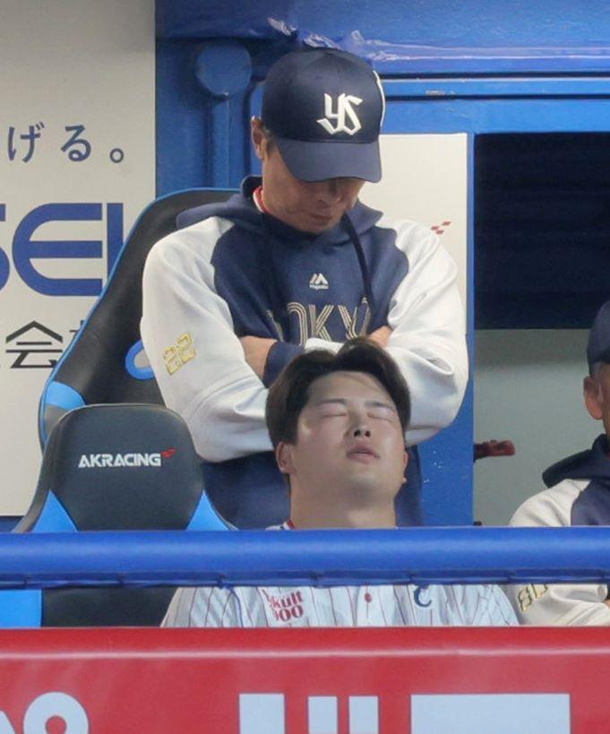 　９回、打席の途中で交代しベンチで厳しい表情の村上。後方は高津監督（撮影・棚橋慶太）