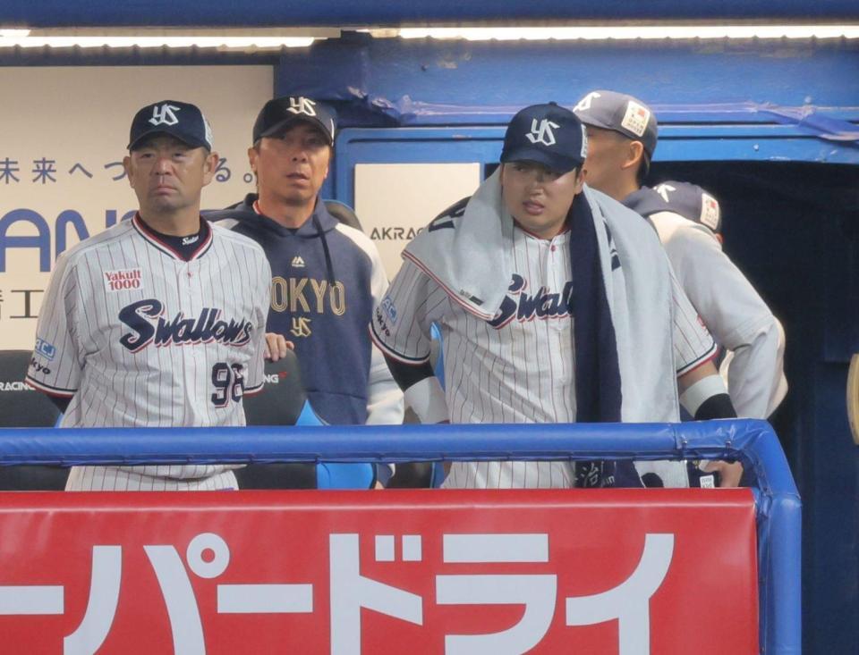 　９回、打席の途中で交代しベンチで厳しい表情の村上（右）＝撮影・棚橋慶太