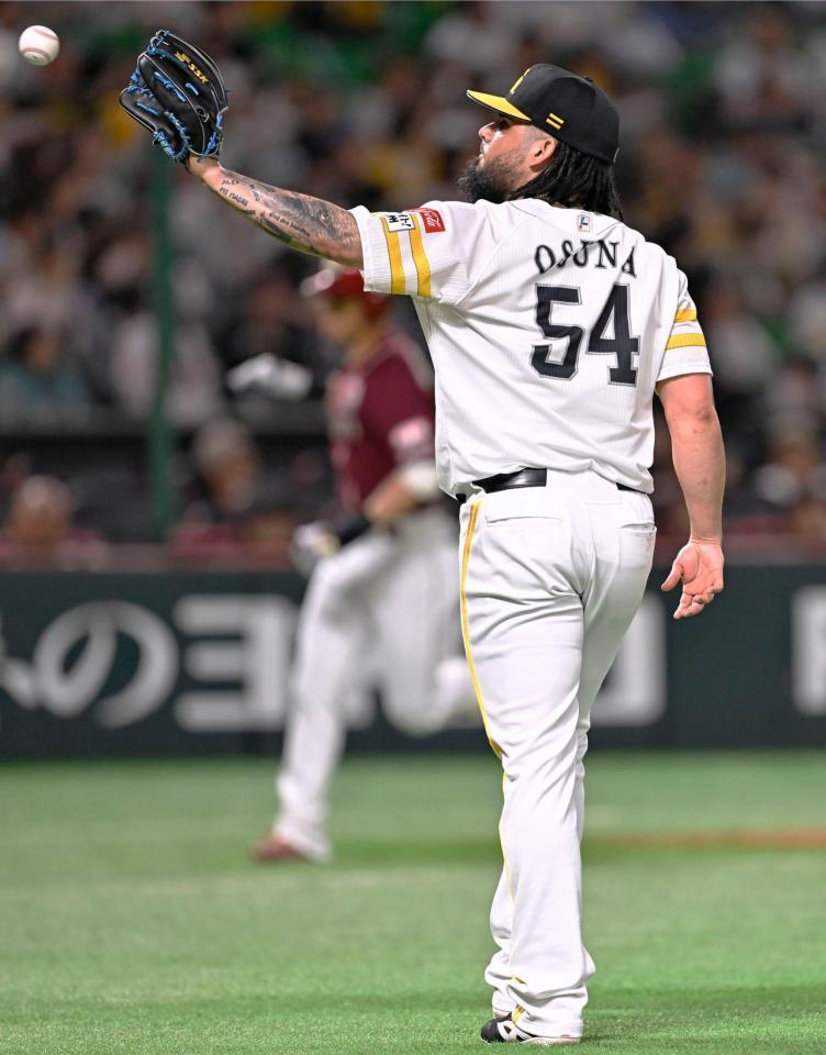 　９回、村林（奥）に同点２ランを浴びたオスナ