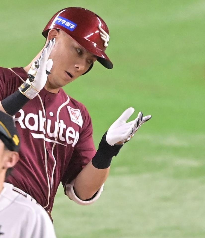 　９回、同点２ランを放ち手を叩く村林