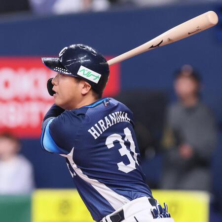 　７回、中前へ勝ち越し適時打を放つ代打・平沼（撮影・立川洋一郎）