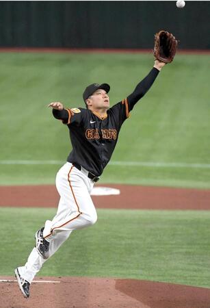 　１回、田中将は三森の打球に飛びつくが及ばず二塁内野安打となる（撮影・佐藤厚）