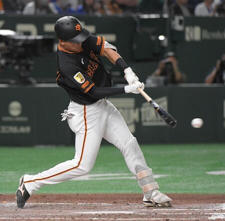 　８回、笹原は左前にプロ初安打を放つ（撮影・佐藤厚）