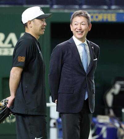 　試合前に立浪和義氏（右）と談笑する阿部監督
