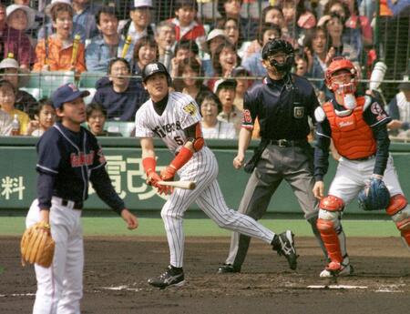 　先制２ランを放つ阪神・新庄（投手はヤクルト・石井一久）＝２０００年