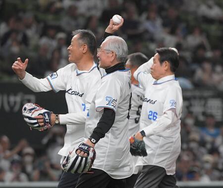 　セレモニアルピッチを行う森祇晶氏（中央）、石毛宏典氏（左）、鹿取義隆氏（右）、辻発彦氏（奥）＝撮影・佐藤厚