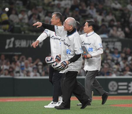 　セレモニアルピッチを行う森祇晶氏（中央）、石毛宏典氏（左）、鹿取義隆氏（右）＝撮影・佐藤厚