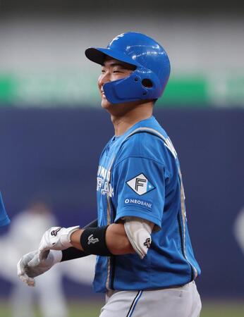 　２回、山懸はリプレー検証の末遊劇内野安打となり、プロ初安打を記録し笑顔を見せる（撮影・坂部計介）